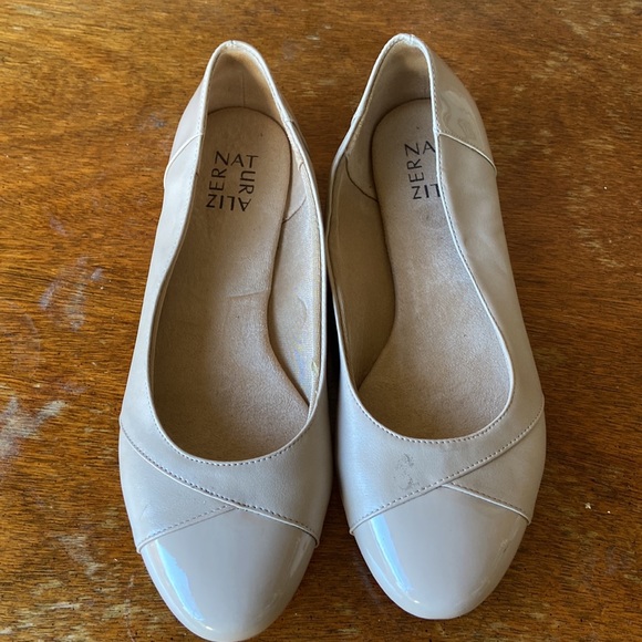 Naturalizer Cream Tan Flats, 8.5 - Picture 2 of 6
